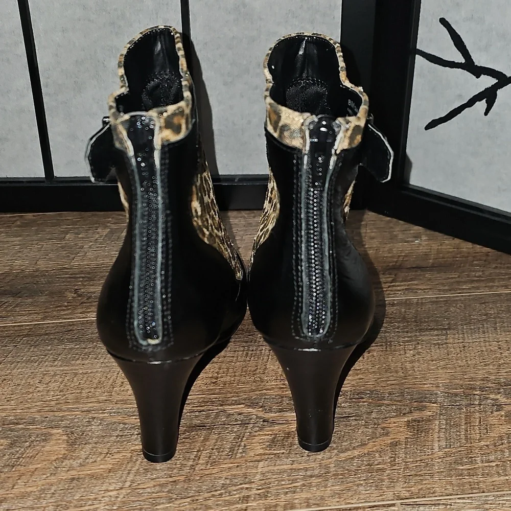 AEROSOLES Leopard Print Zippered Ankle Booties Size 8